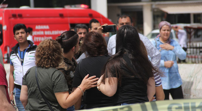 Köprüden nehre atlamak isteyen çocuğa, 'atla' diye bağırıp video çektiler