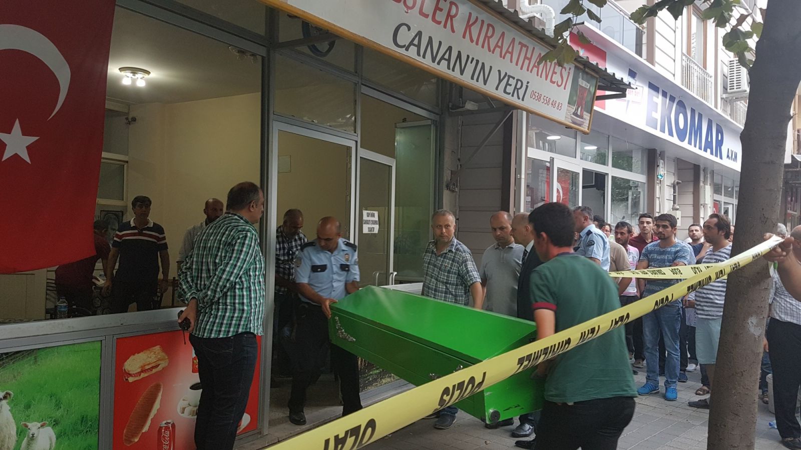 Özel harekat polisi kahvede intihar etti