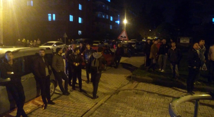 Ailesi ile tartışan gencin balkonda intihar girişimi son anda önlendi