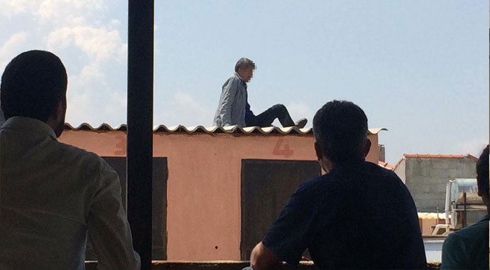 Ayrılmak istemedi, çatıda intihara kalkıştı