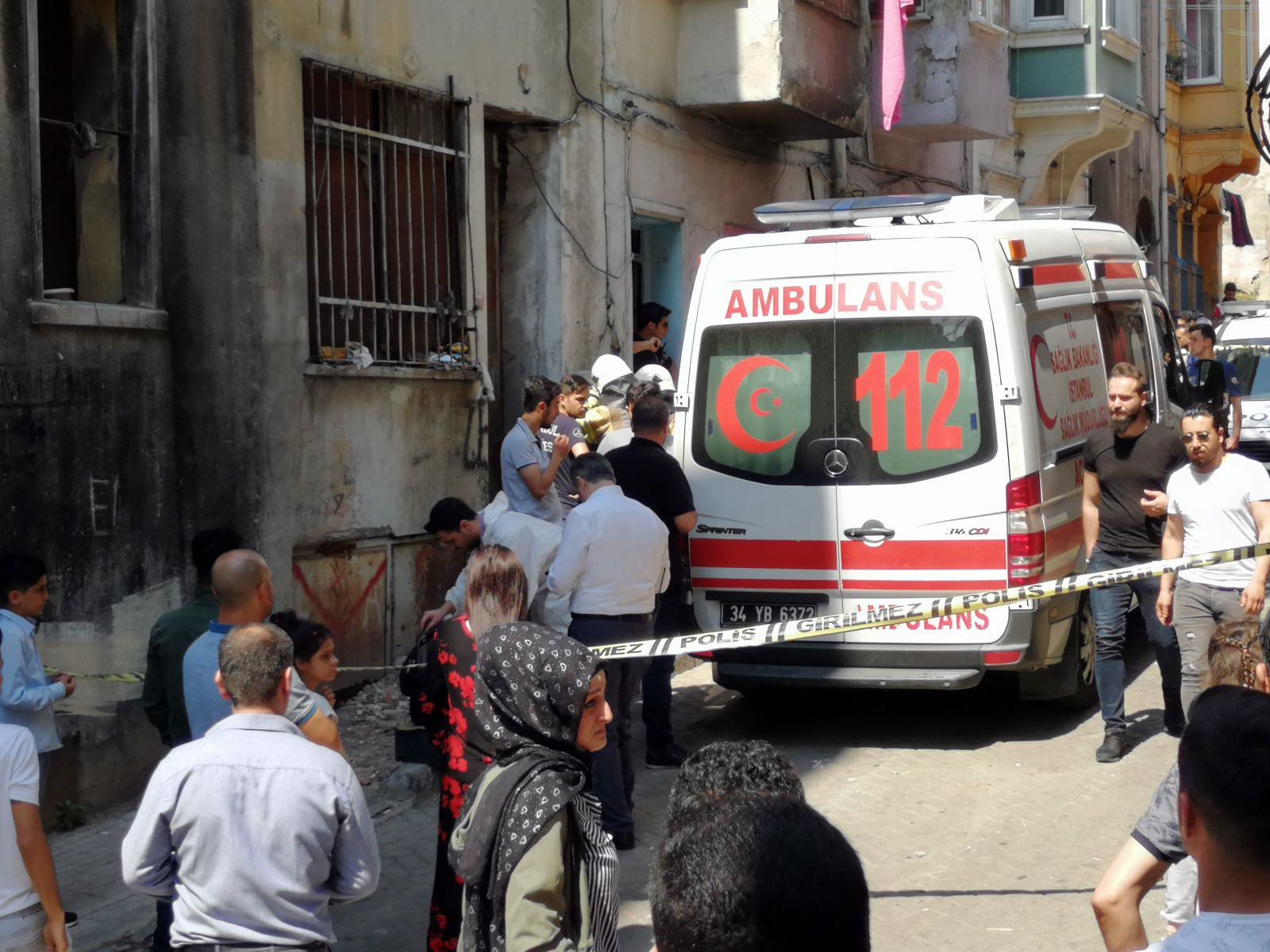 Beyoğlu’nda bir kadın 3 katlı binadan atlayarak intihar etti