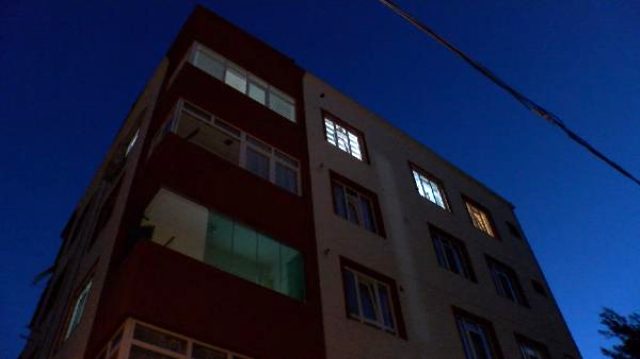 Tartıştığı eşi intihar edince adam da peşinden aşağı atladı