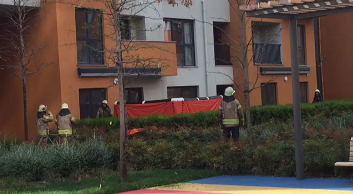 Sevgilisiyle tartışan genç kadın 18. katın camına çıkıp intihara kalkıştı