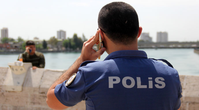 Köprüden nehre atlamak isteyen çocuğa, 'atla' diye bağırıp video çektiler