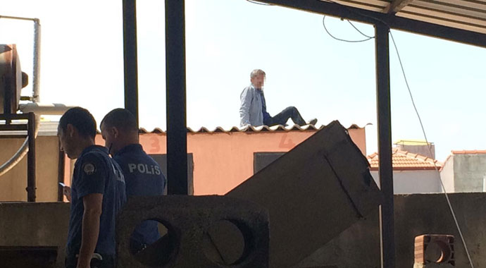 Ayrılmak istemedi, çatıda intihara kalkıştı