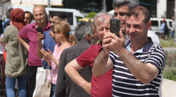 Köprüden nehre atlamak isteyen çocuğa, 'atla' diye bağırıp video çektiler