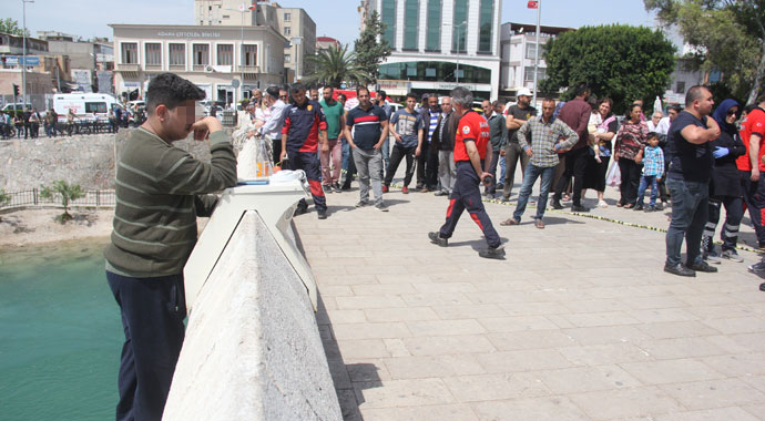Köprüden nehre atlamak isteyen çocuğa, 'atla' diye bağırıp video çektiler