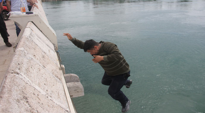 Köprüden nehre atlamak isteyen çocuğa, 'atla' diye bağırıp video çektiler
