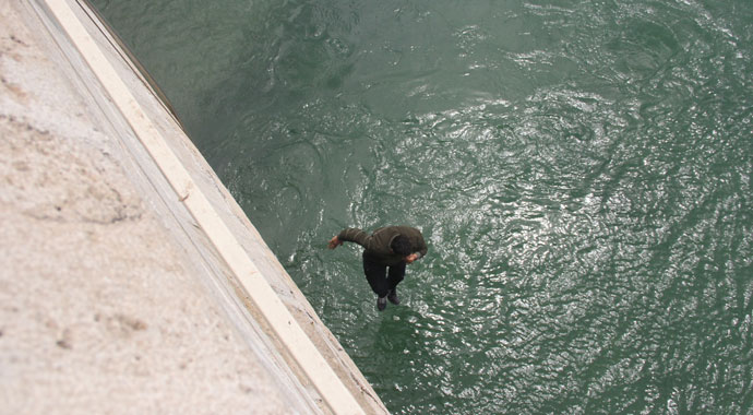 Köprüden nehre atlamak isteyen çocuğa, 'atla' diye bağırıp video çektiler