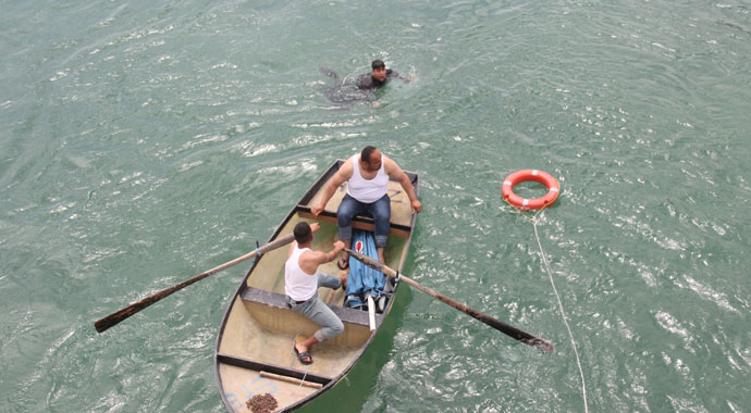 Köprüden nehre atlamak isteyen çocuğa, 'atla' diye bağırıp video çektiler