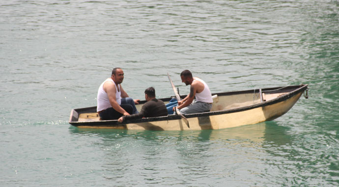 Köprüden nehre atlamak isteyen çocuğa, 'atla' diye bağırıp video çektiler