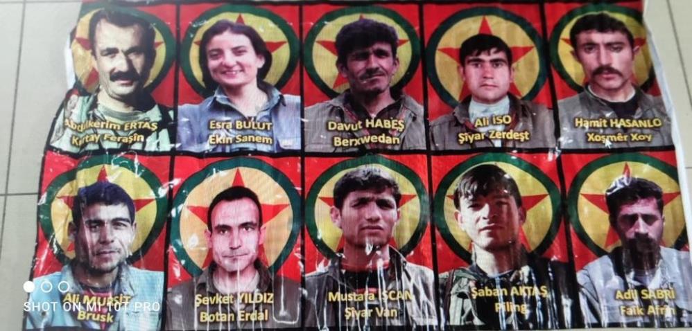 Belediye binasında PKK flamaları Belediye binasında PKK flamaları