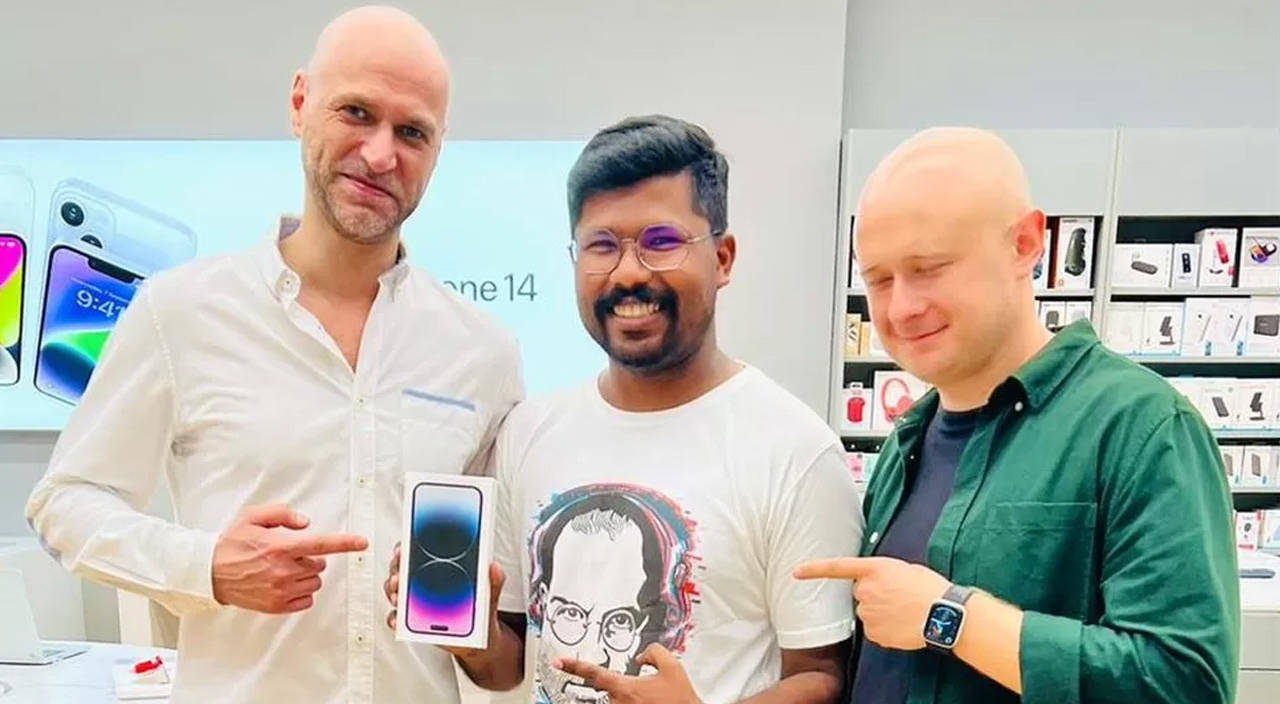 iPhone çılgınlığı mesafe tanımıyor... Her yıl en yeni modeli almak için Dubai’ye gidiyor iPhone çılgınlığı mesafe tanımıyor... Her yıl en yeni modeli almak için Dubai’ye gidiyor