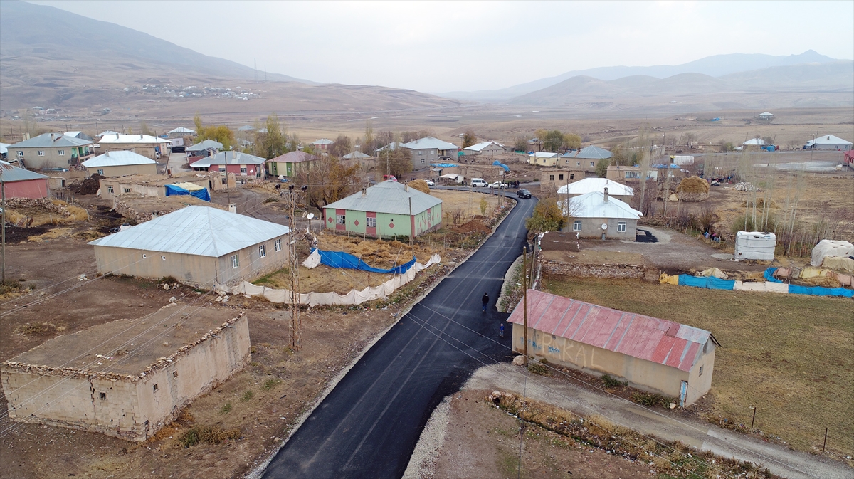 İran sınırındaki mahallelerin yolları asfaltlandı