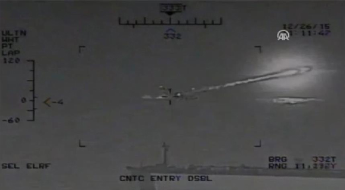 İran gemisinin roket fırlatma anını ABD helikopterleri görüntüledi