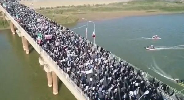 İran'da rejim yanlıları karşı gösteri düzenliyor