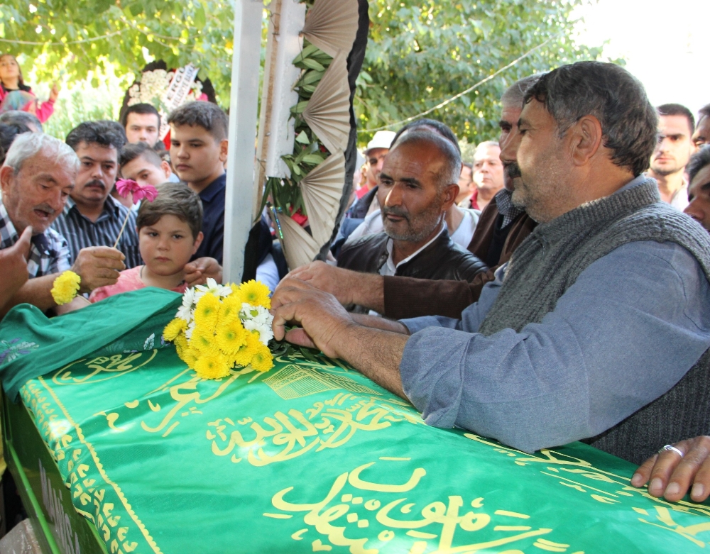 Minik Irmak, gözyaşlarıyla uğurlandı