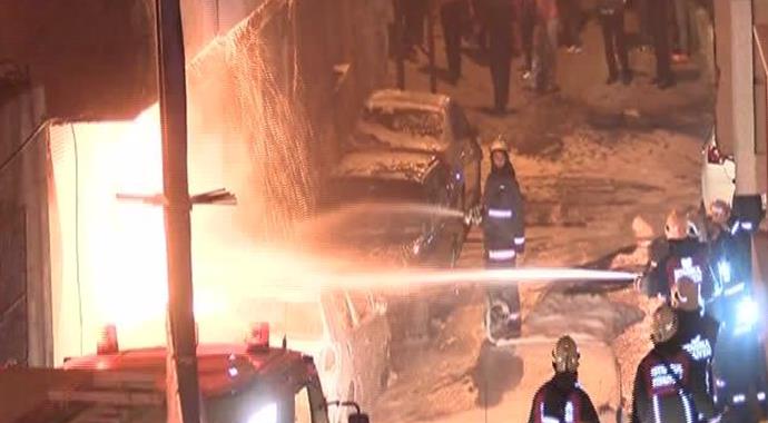 Eyüp'te park halinde 5 araç yandı