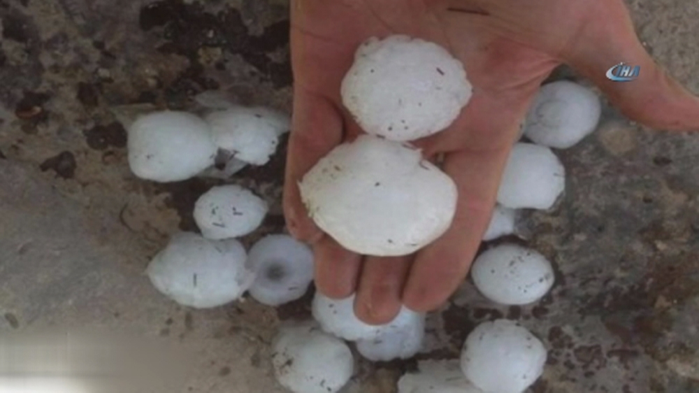 İspanya’da golf topu büyüklüğünde dolu yağdı