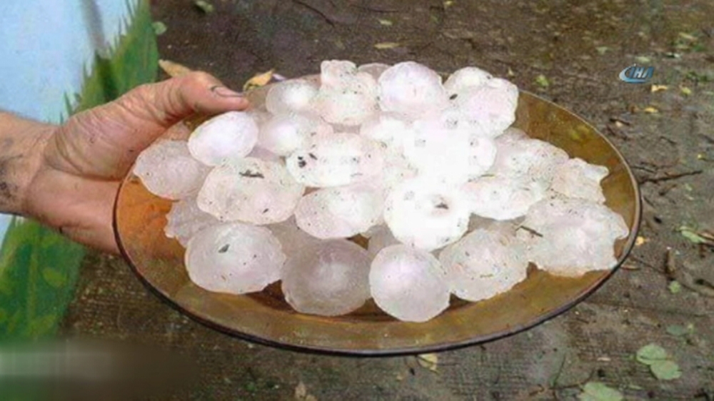 İspanya’da golf topu büyüklüğünde dolu yağdı