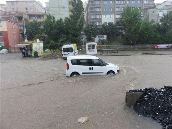15 dakika yetti! Ataşehir'de yollar göle döndü