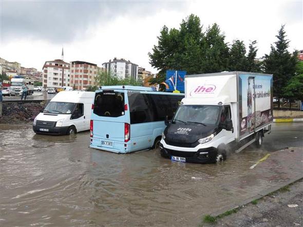15 dakika yetti! Ataşehir'de yollar göle döndü