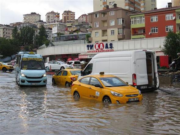 15 dakika yetti! Ataşehir'de yollar göle döndü