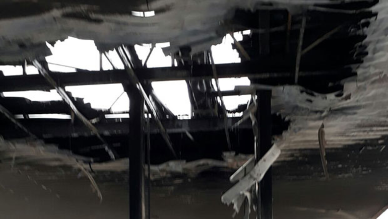 Kaş'ta bir akaryakıt istasyonuna yıldırım düştü