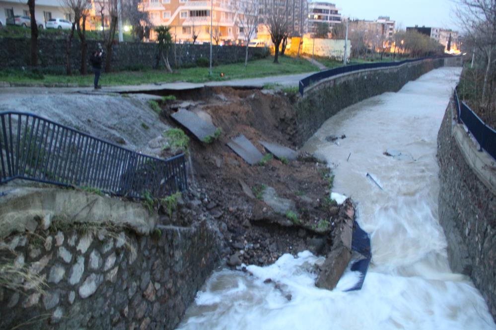Deprem değil, sel! İstinat duvarı büyük bir gürültüyle yıkıldı