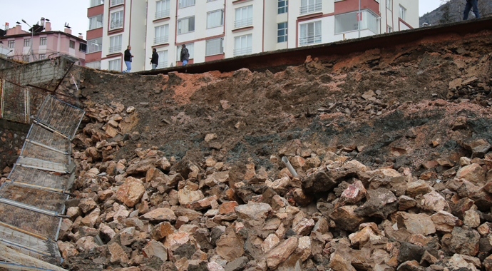 İstinat duvarı yıkıldı deprem sandılar