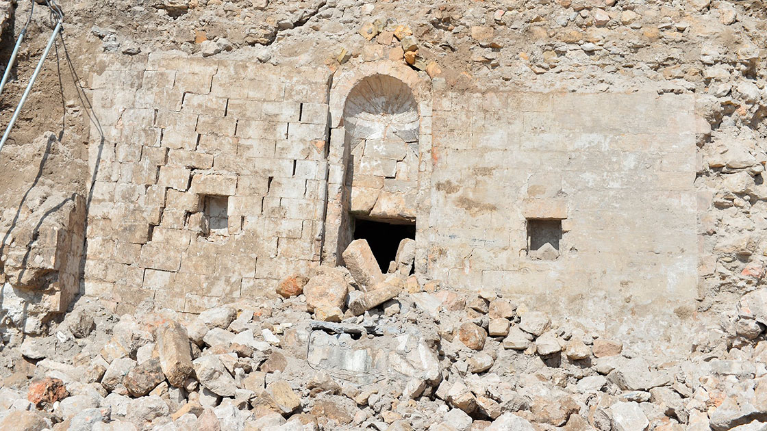İstinat duvarı yıkılınca tarihi mescidin izi ortaya çıktı