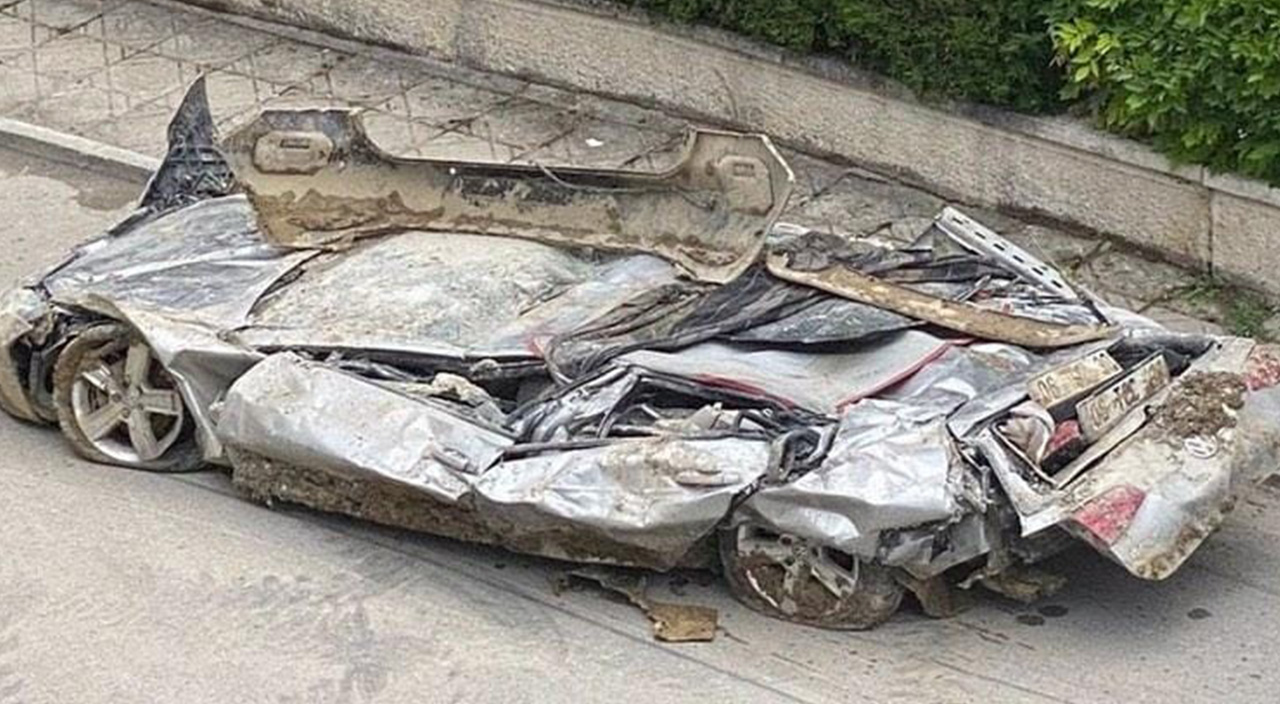 Ankara'da feci görüntü! İstinat duvarının altında kalan otomobil kağıt gibi ezildi