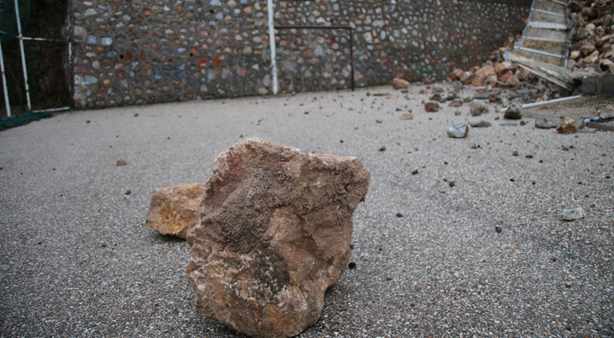 İstinat duvarı yıkıldı deprem sandılar