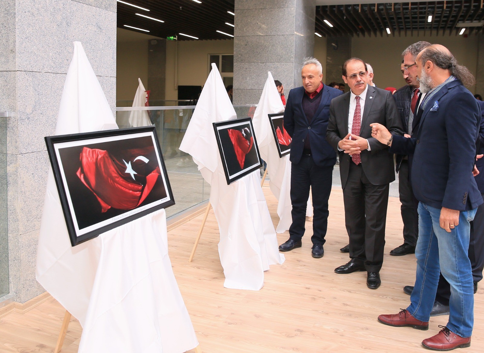 İstiklal Marşı mısraları ‘Şühedaya Saygı’ için bayrak fotoğraflarıyla buluştu
