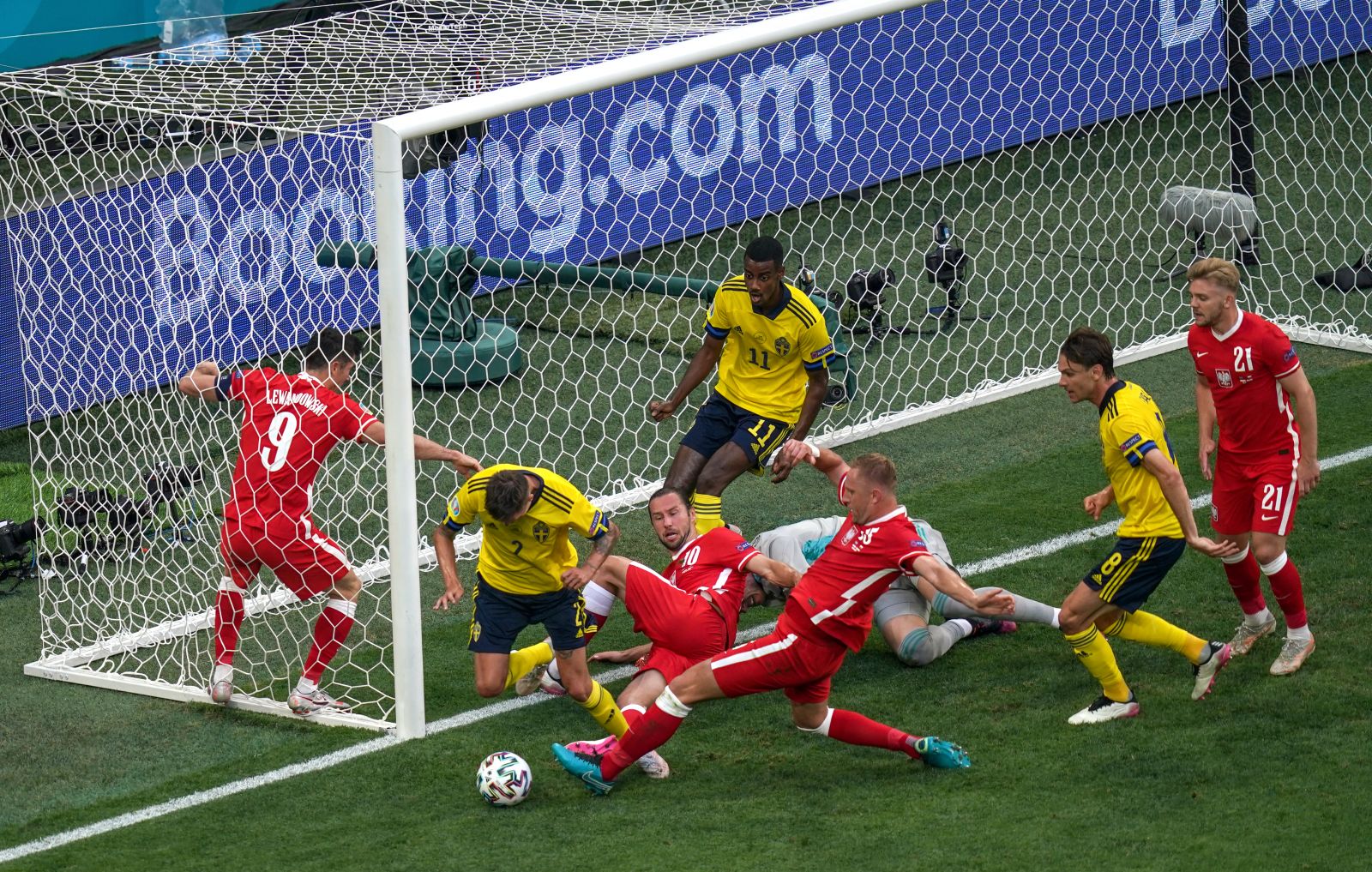 EURO 2020'de gruptan çıkan takımlar belli oldu! İşte son 16 eşleşmeleri