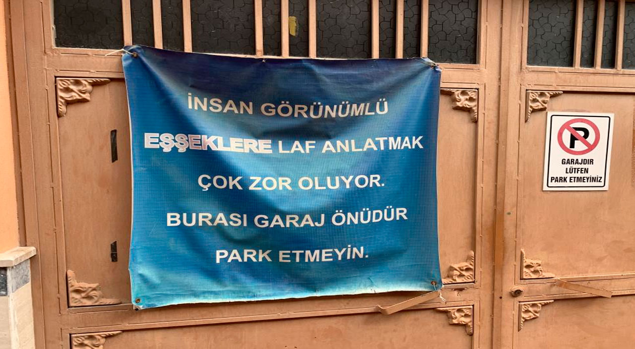 Garaj önüne park edilen araçlar isyan ettirdi: Kapıya kocaman yazı astı