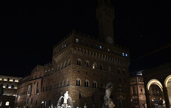 İtalya'da belediyeler, enerji faturalarını protesto için anıtların ışıklarını kapattı