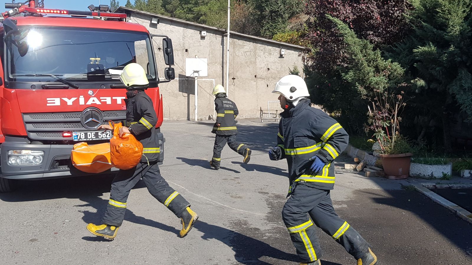 Bu da itfaiyecilerin hortum bowlingi