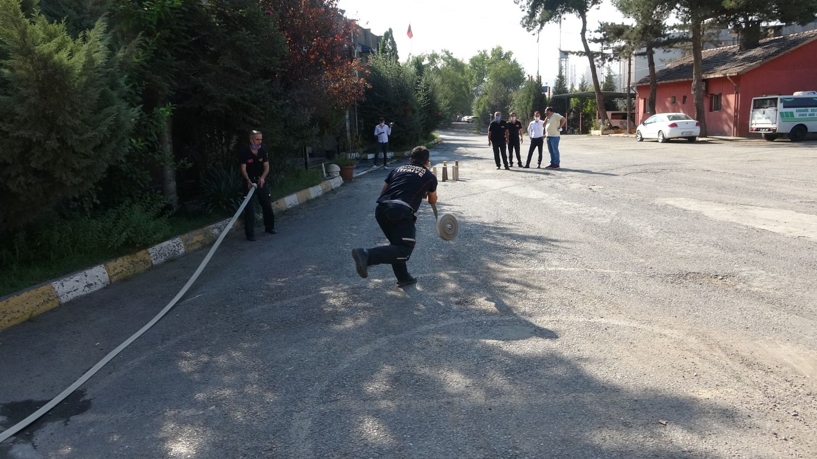 Bu da itfaiyecilerin hortum bowlingi