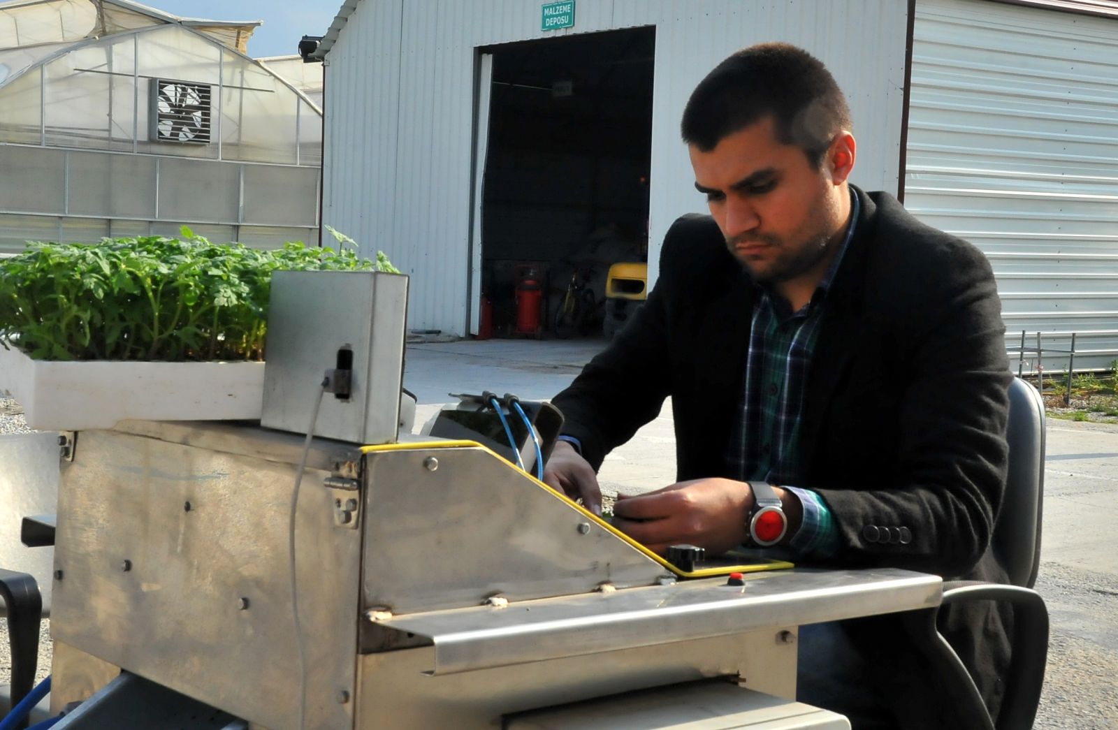 Üniversiteliler fide aşılama makinesi üretti