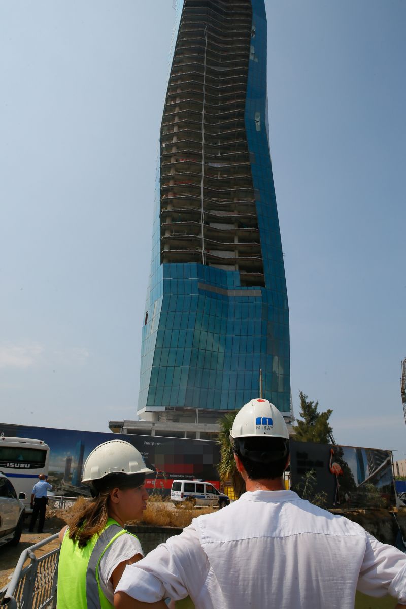 İzmir'de 43 katlı binada dehşet