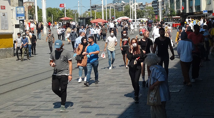 Nostaljik tramvayda izdiham oluştu, sosyal mesafe hiçe sayıldı