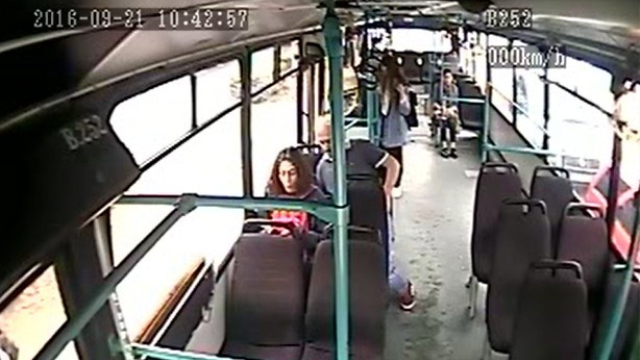 Otobüsün kamerasından olanları izledi, şaştı kaldı