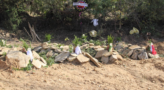 Öldürülen 4 aile üyesi yan yana gömüldü