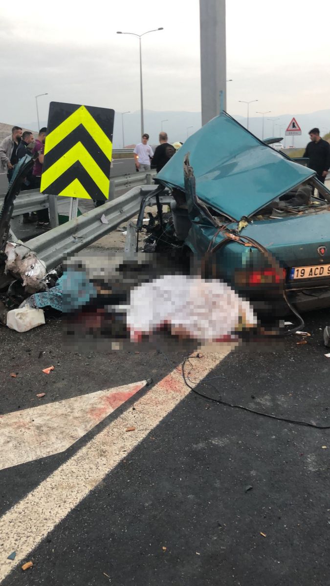 İzmir'de kontrolden çıkan araç refüje çarptı, 2 ölü 3 de yaralı var