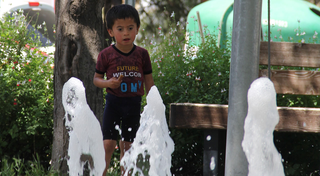 Sıcak hava kavurdu: Asfalt eridi, termometreler 40 dereceyi gösterdi