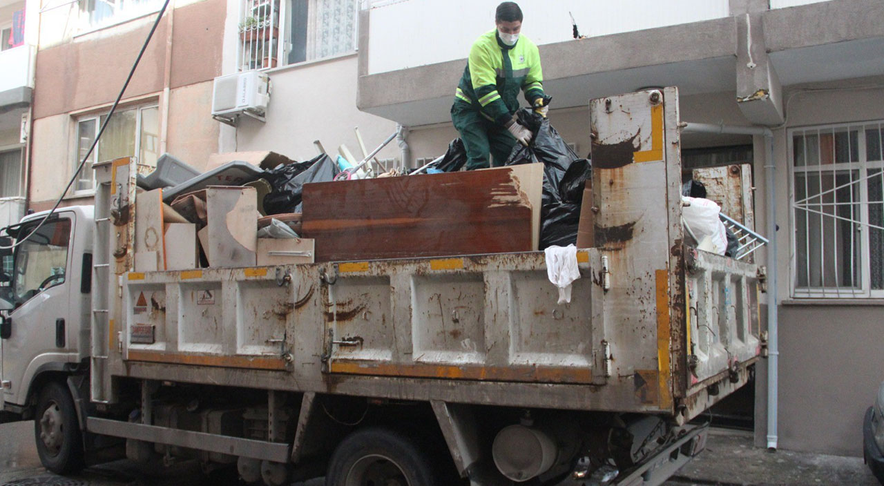 İzmir'de çöp ev şaşkınlığı: İki günde zor temizlendi