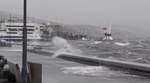 Fırtına İstanbul'u yıktı geçti Fırtına İstanbul'u yıktı geçti