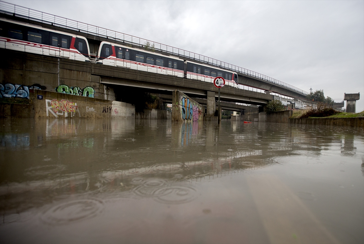 İzmir caddeleri göle döndü