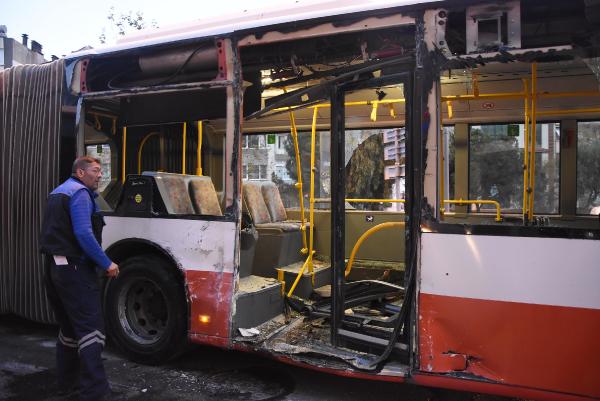 İzmir'de freni boşalan servis otobüse çarptı: 13 yaralı